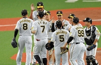 　ヤクルトに連勝し、タッチを交わす阪神ナイン（撮影・高部洋祐）