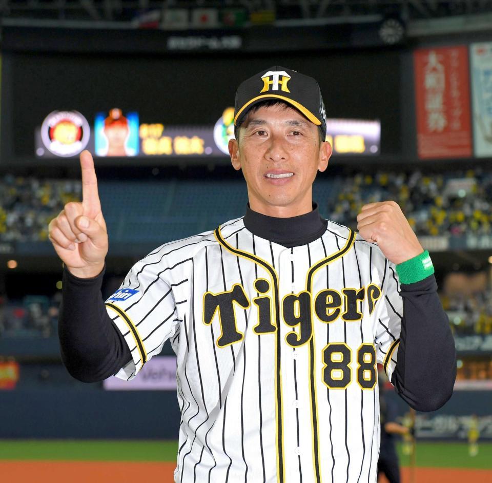 　１勝目のポーズを見せる矢野監督