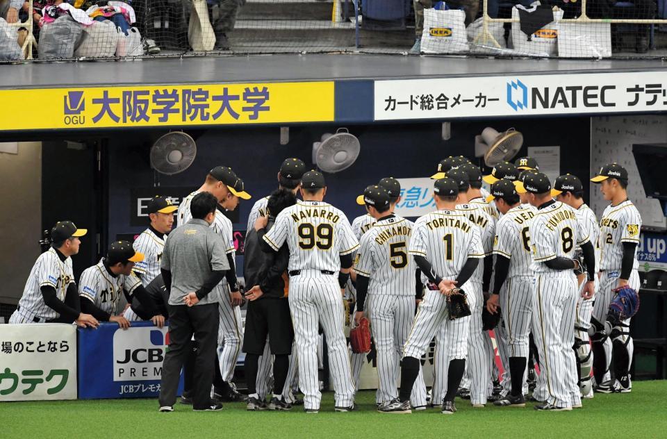 　試合前、ベンチ前で円陣を組む矢野監督（左から３人目）ら阪神ナイン（撮影・高部洋祐）