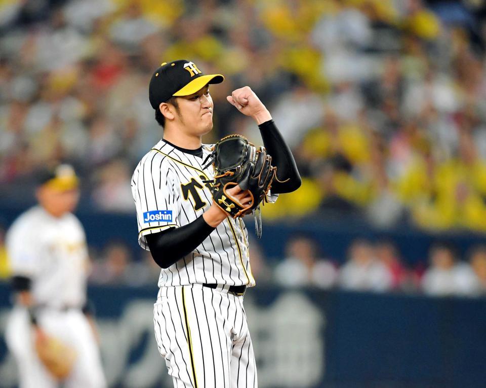 　３回、ピンチを迎えグラブをたたいて気合を入れる岩貞（撮影・田中太一）