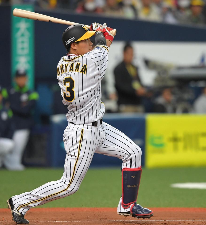 ４回阪神無死一、三塁、右犠飛を放つ阪神・大山悠輔＝京セラドーム（撮影・北村雅宏）