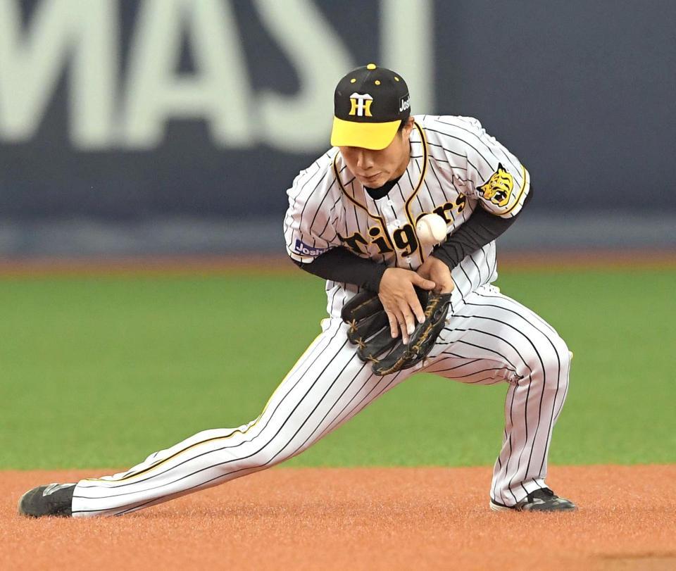 １回、青木の放ったゴロをファンブルする木浪（撮影・北村雅宏）