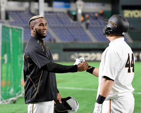 　試合前、巨人・ゲレーロ（右）と握手を交わす阪神・ガルシア＝東京ドーム（撮影・高部洋祐）