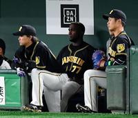 ５回、代打を送られ、ベンチから戦況を見守る阪神　オネルキ・ガルシア（中央）＝東京ドーム（撮影・中田匡峻）