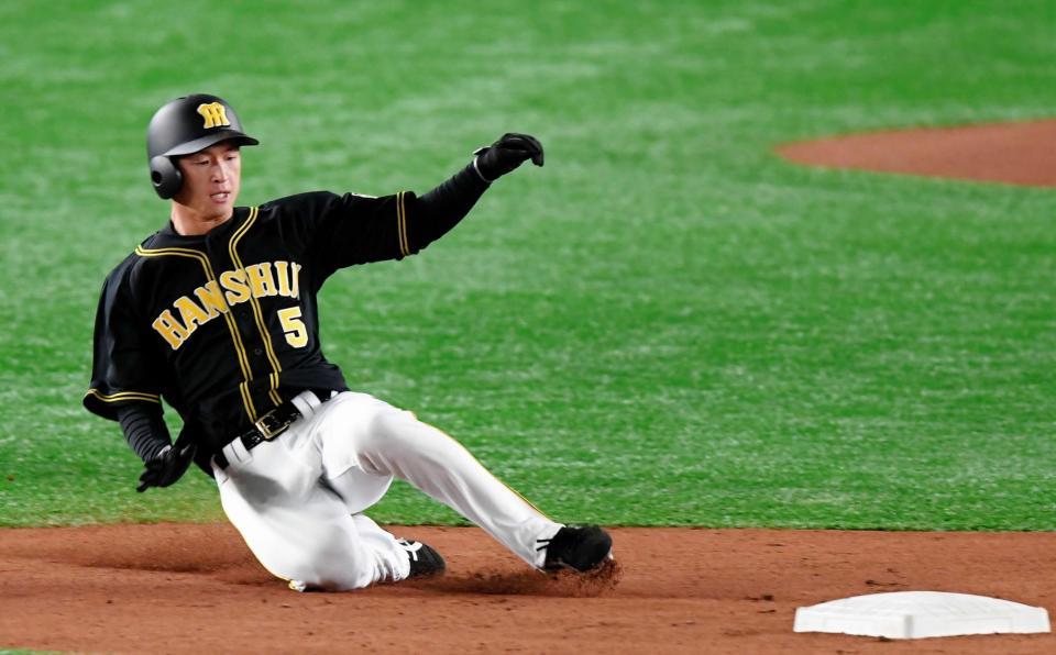 　１回、二盗を決める阪神・近本＝東京ドーム（撮影・中田匡峻）