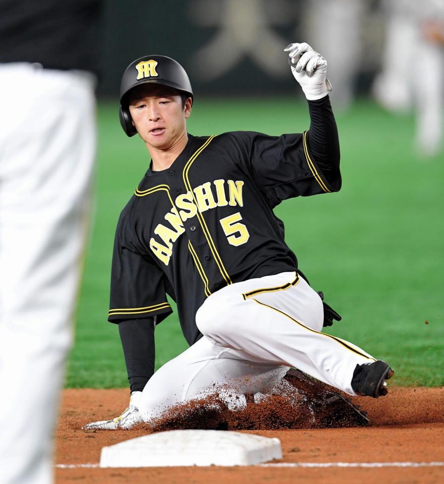 ６回阪神無死、安打を放ち、三塁にスライディングする阪神・近本光司＝東京ドーム（撮影・高部洋祐）