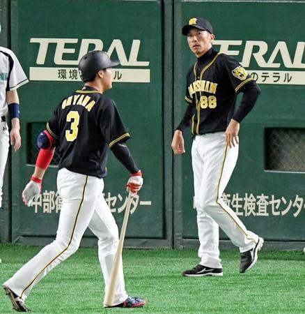 ８回、空振り三振に倒れた大山（左）横目に選手交代を告げにベンチを出る矢野監督（撮影・中田匡峻）