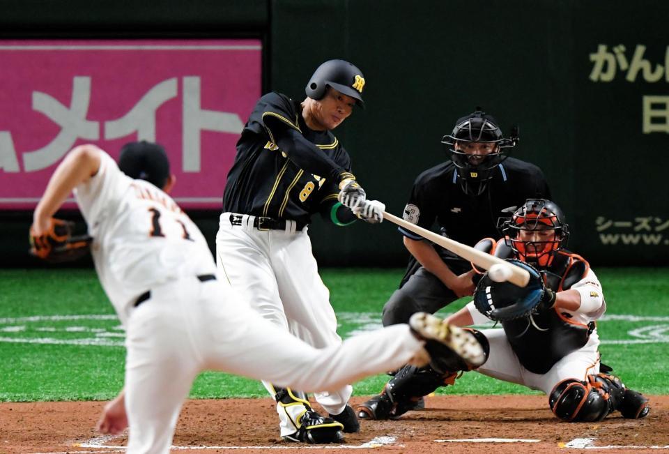 　６回、三塁、巨人・山口俊（左）から右前適時打を放つ福留＝東京ドーム