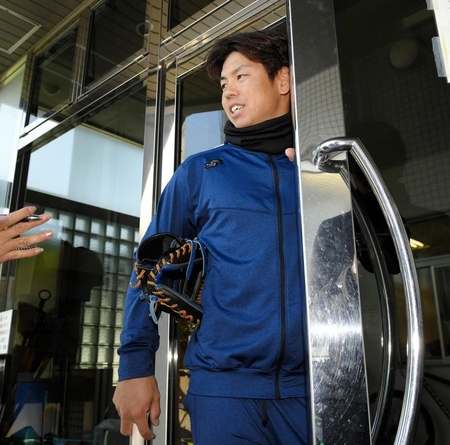 練習後、囲み取材に応じる阪神・梅野隆太郎＝鳴尾浜（撮影・田中太一）