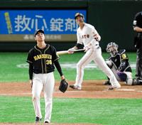４回、坂本勇に３ランを浴びる浜地（撮影・中田匡峻）