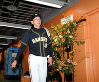 巨人に３連敗を喫し、球場から引き揚げる矢野監督（撮影・高部洋祐）