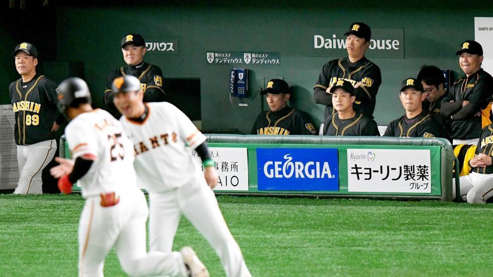 　３回、丸に続き、岡本（２５）にも本塁打を浴び、厳しい表情の矢野監督（中央）ら阪神ベンチ（撮影・中田匡峻）