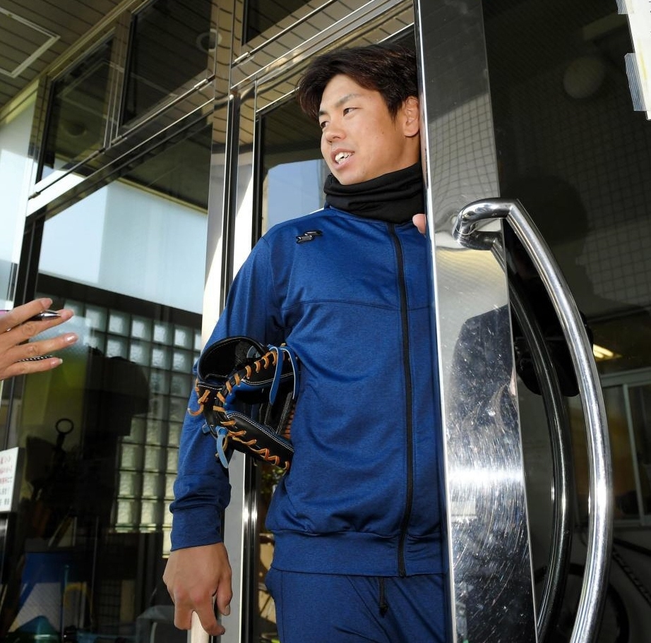 練習後、囲み取材に応じる阪神・梅野隆太郎＝鳴尾浜（撮影・田中太一）