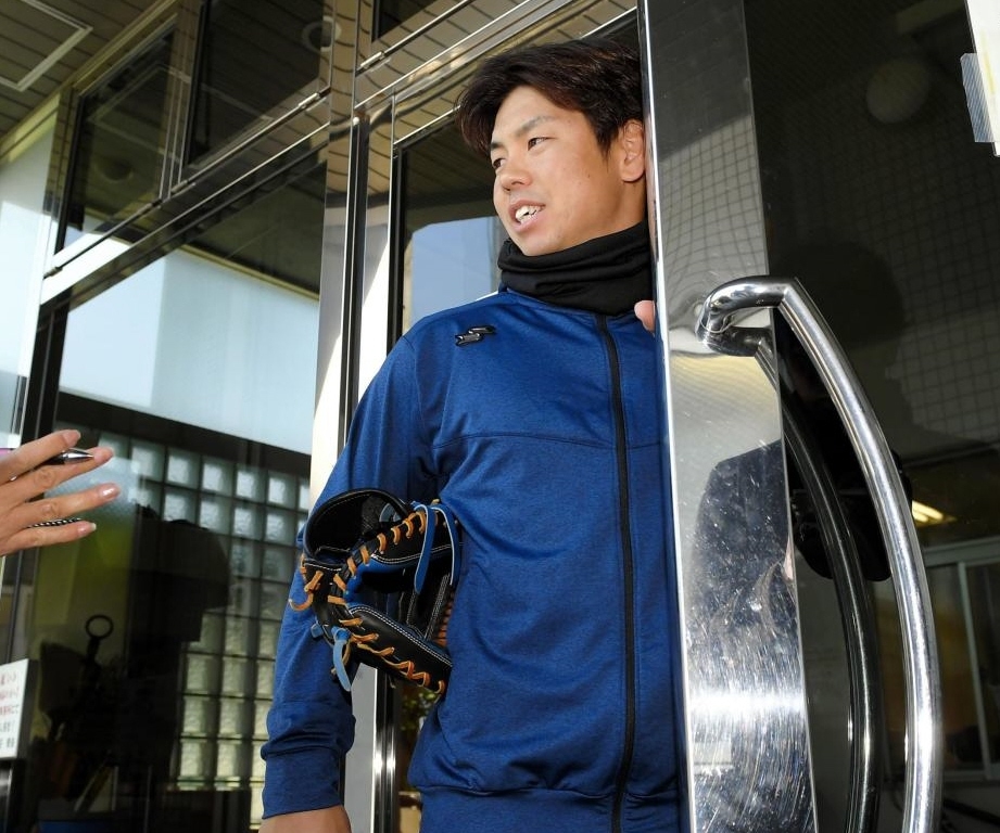 　練習後、囲み取材に応じる梅野＝鳴尾浜（撮影・田中太一）