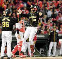 ７回、勝ち越し２ランを放ち生還する中谷（撮影・飯室逸平）