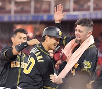 ７回、逆転となる２ランを放ち、メッセンジャー（右）に祝福される中谷（中央）＝撮影・北村雅宏