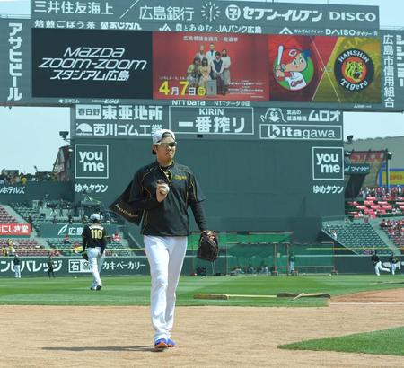 グラウンドでの練習を終え、引き揚げる阪神・西勇輝＝マツダスタジアム（撮影・北村雅宏）