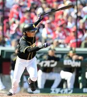 ５回、代打で２点打を放つ上本（撮影・飯室逸平）