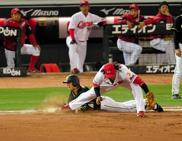 梅野　ド根性ヘッドスライディング　骨折もフル出場！連敗も投壊も止めた！