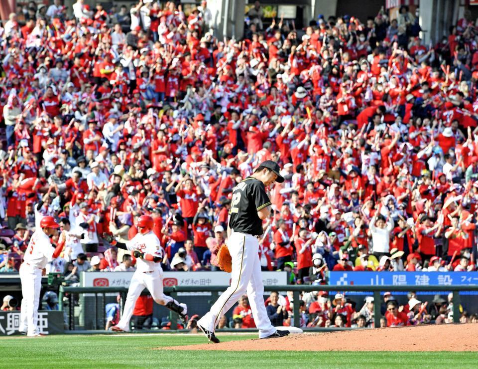 　５回、会沢に１イニング２本目となるソロを打たれ肩を落とす藤川（撮影・飯室逸平）