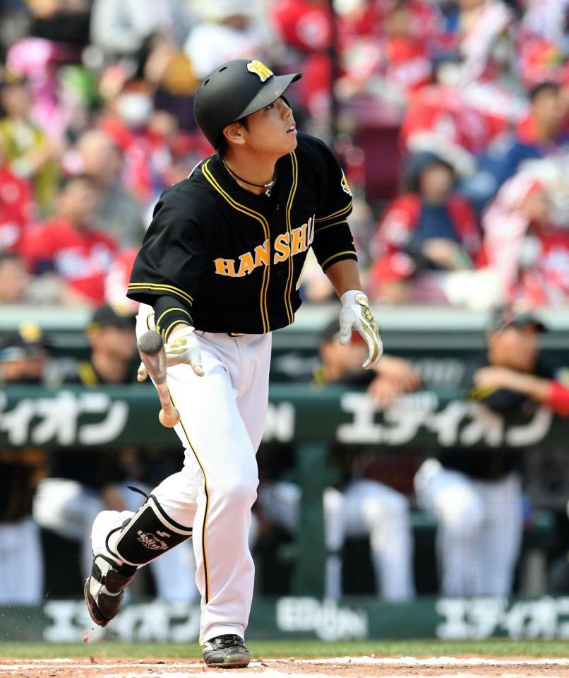 ４回、適時打を放つ阪神・梅野隆太郎＝マツダスタジアム（撮影・飯室逸平）