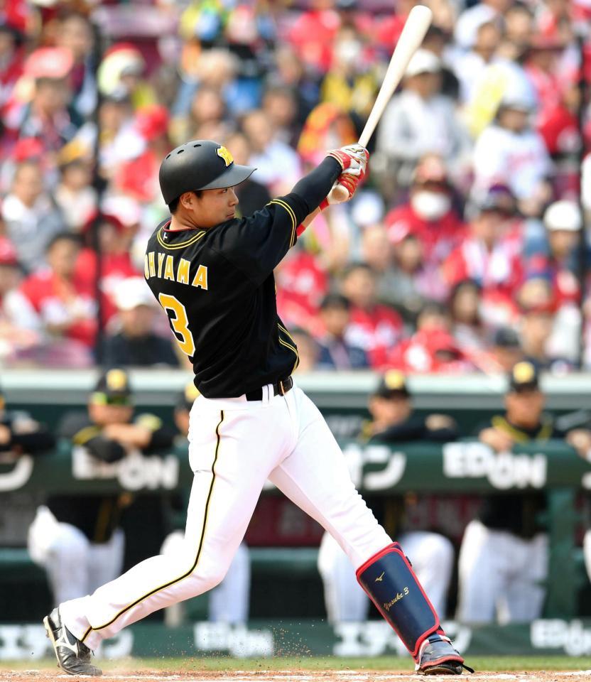 　５回、２死二塁、タイムリー二塁打を放つ大山＝マツダスタジアム