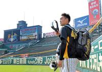 　グラウンド入りする秋山