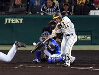 ２回、梅野は右前に先制適時三塁打を放つ＝甲子園（撮影・山口登）