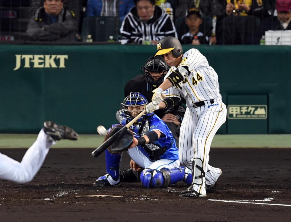 ２回、梅野は右前に先制適時三塁打を放つ＝甲子園（撮影・山口登）