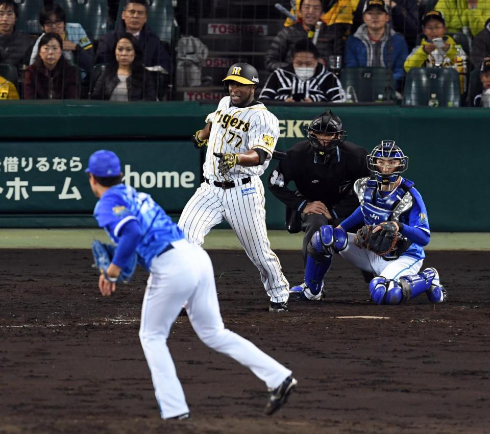 ４回、阪神・ガルシアは同点内野安打を放つ＝甲子園（撮影・山口登）