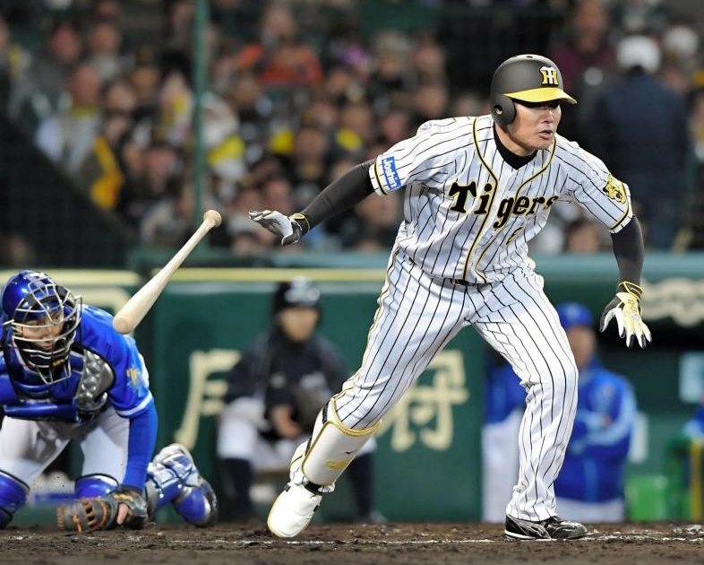 ７回、右前に適時打を放つ阪神・福留＝甲子園（撮影・高部洋祐）