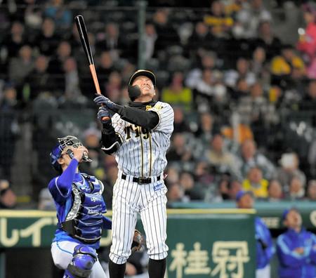 ８回阪神１死一、二塁、代打・阪神・鳥谷敬は二飛に倒れ顔をしかめて悔しがる＝甲子園（撮影・田中太一）