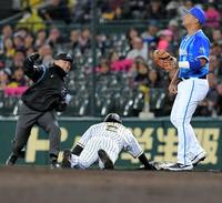 ３回、浜口のけん制でタッチアウトとなる一走・北條（中央）＝撮影・高部洋祐