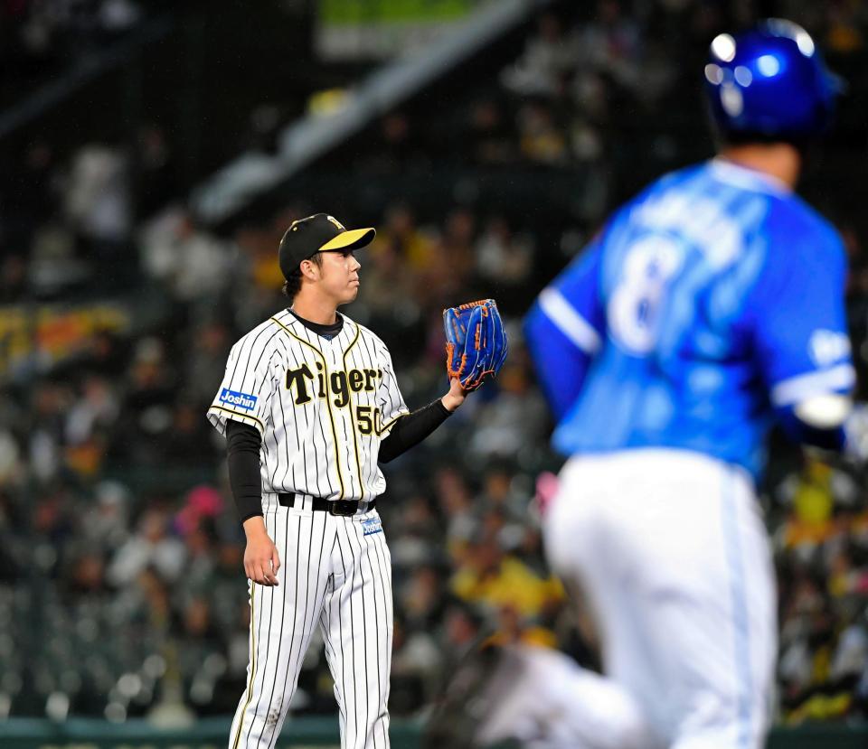 ５回ＤｅＮＡ無死、ＤｅＮＡ・神里和毅（手前）に先制ソロを浴びた阪神・青柳晃洋＝甲子園（撮影・高部洋祐）