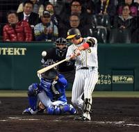 ３回阪神二死、阪神・大山悠輔は左中間にソロを放つ＝甲子園（撮影・山口登）