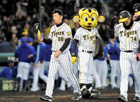 　ＤｅＮＡに連敗し、険しい表情でスタンドにあいさつする矢野監督（撮影・田中太一）