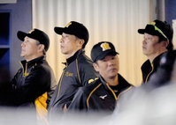 　６回、厳しい試合展開を見つめる矢野監督（左から２人目）ら阪神首脳陣（撮影・田中太一）