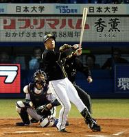 　４回、左越えに先制の２ランを放つ阪神・大山悠輔