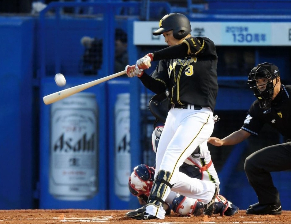 　１回、先制３ランを放つ大山（撮影・中田匡峻）