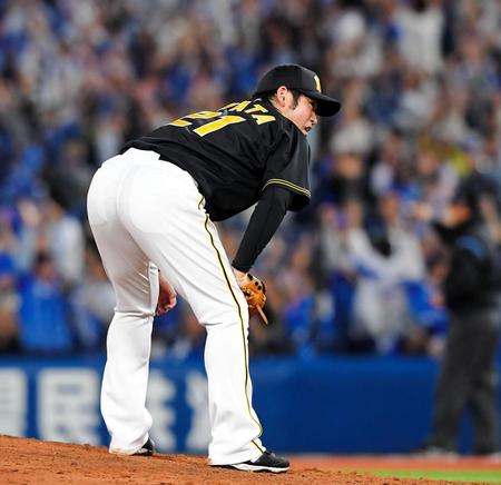 ６回　ソトに同点ソロを打たれ、ガックリひざをつく岩田