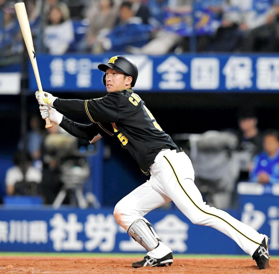９回、逆転３ランを放つ近本（撮影・高部洋祐）