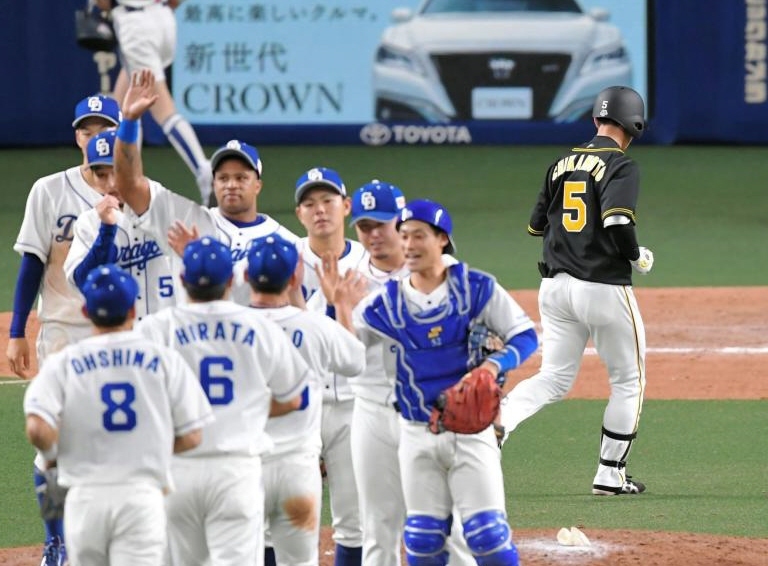 ９回、最後の打者となり、ベンチに戻る近本光司（５）