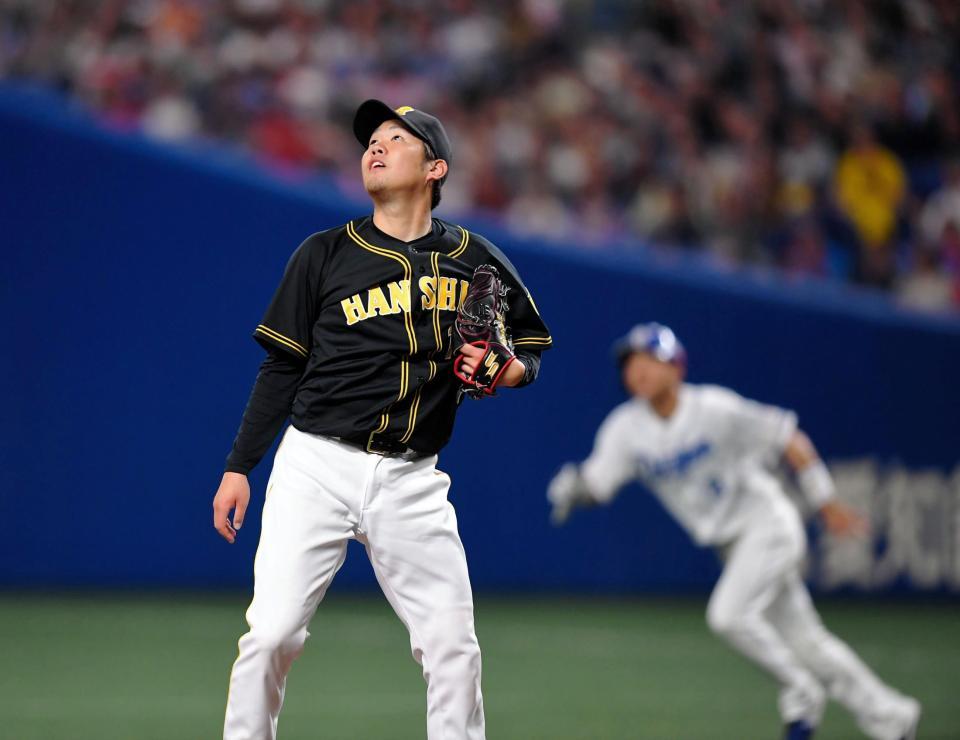 ４回、逆転３ラン許し、打球を見上げる西＝ナゴヤドーム