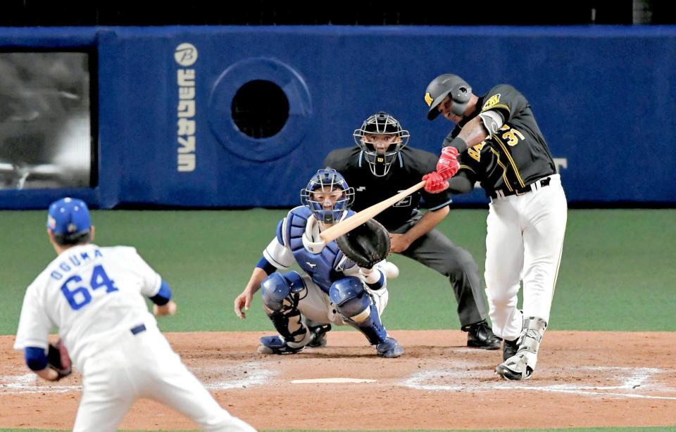 　９回、左前打を放つマルテ。投手は中日・小熊（撮影・高部洋祐）