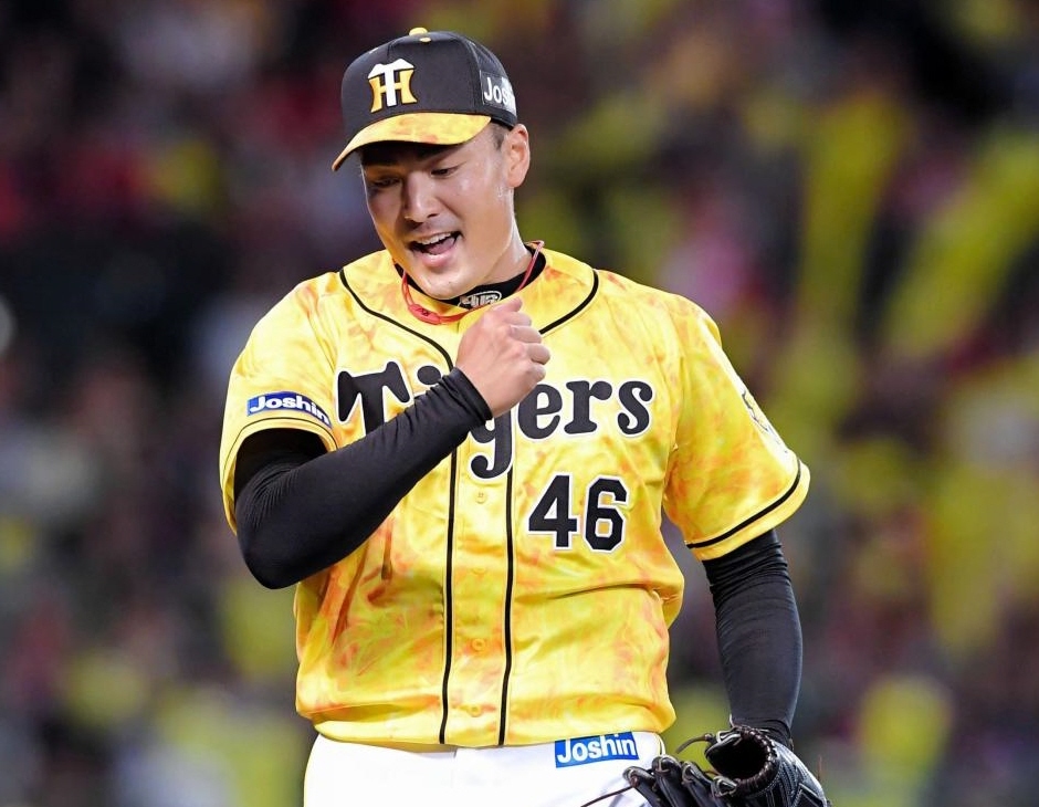 　７回、西川を二ゴロに打ち取り、拳を握り雄叫びをあげる秋山（撮影・高部洋祐）