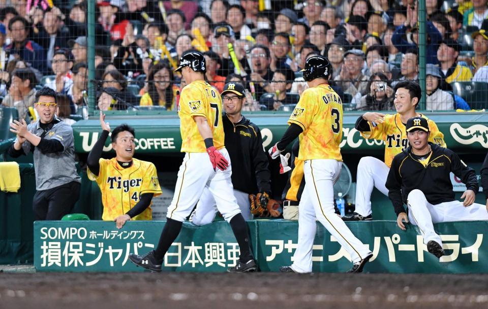 　７回、追加点に沸く阪神ナイン（撮影・飯室逸平）