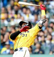 ６回、左中間に１号ソロを放つマルテ（撮影・飯室逸平）