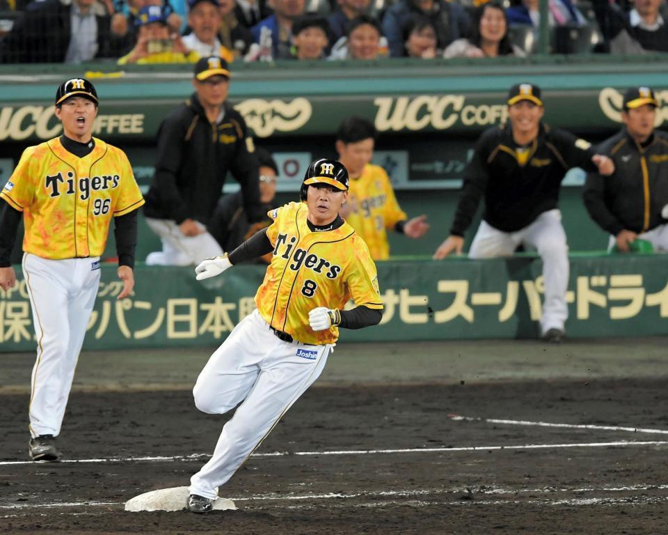 　７回、適時二塁打を放ち一塁をまわる福留