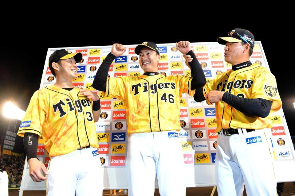 　お立ち台で笑顔を見せる（左から）糸原、秋山、福留