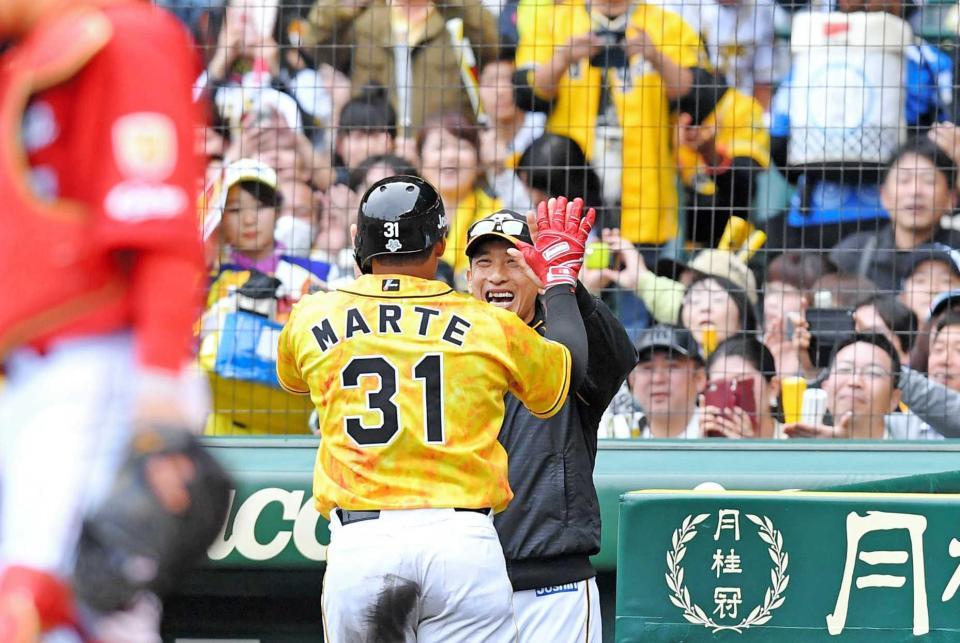 　６回、令和チーム１号となる来日初本塁打を放ったマルテ（左）を笑顔で迎える矢野監督